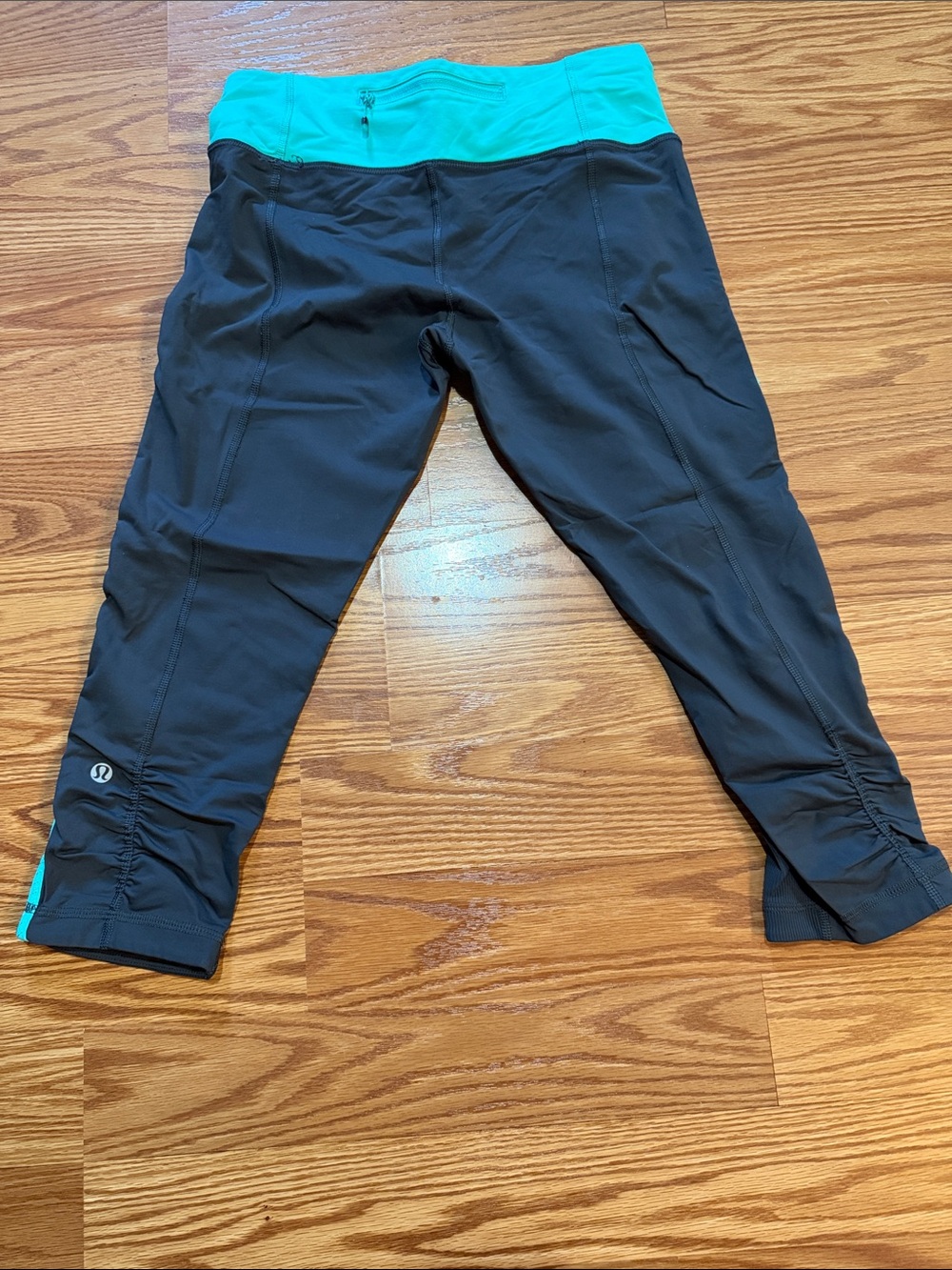 Lululemon grey crops